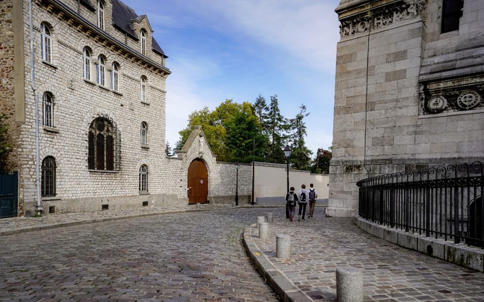 Gepflasterte Straße in Paris, Frankreich